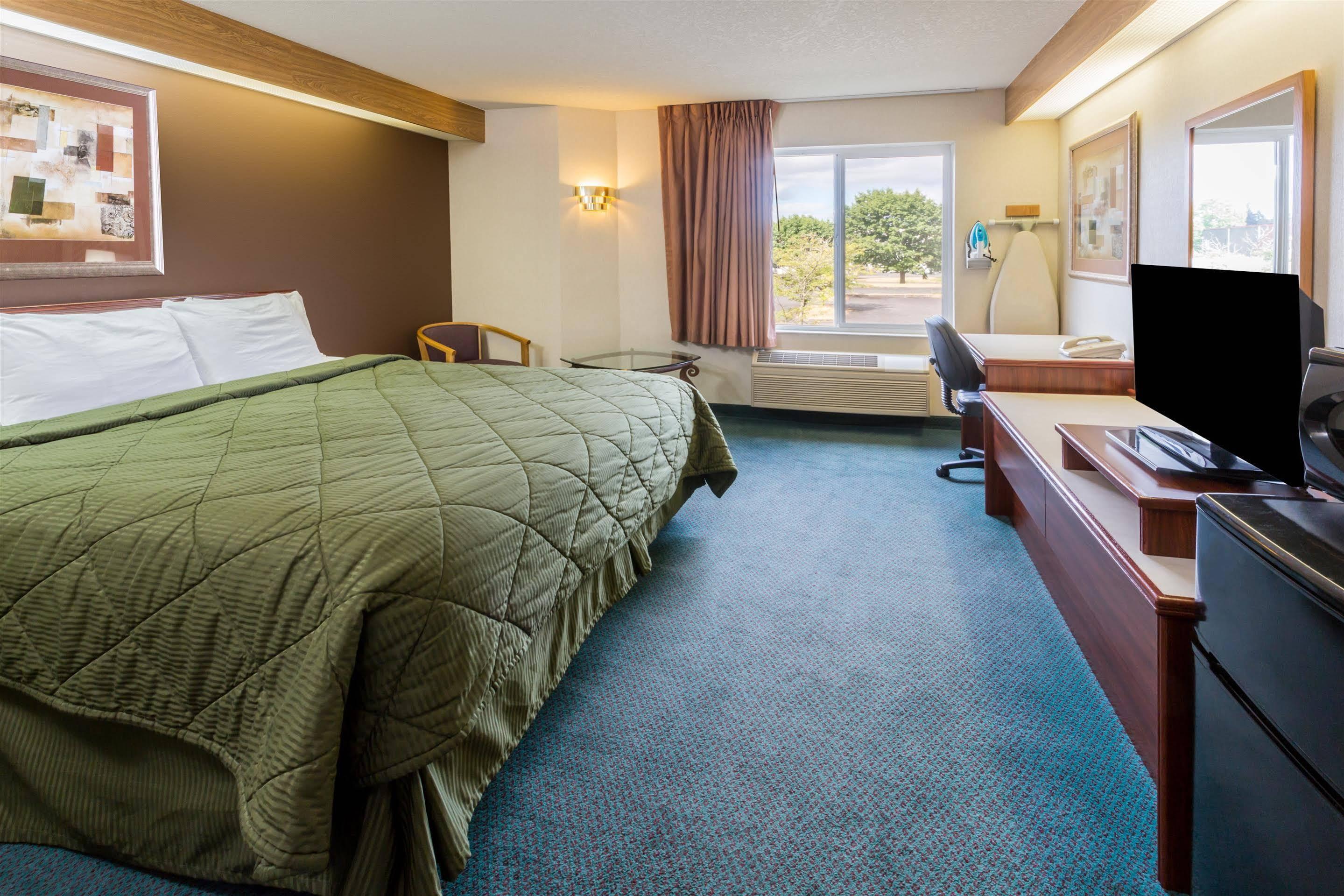 Days Inn By Wyndham Portland East Bagian luar foto