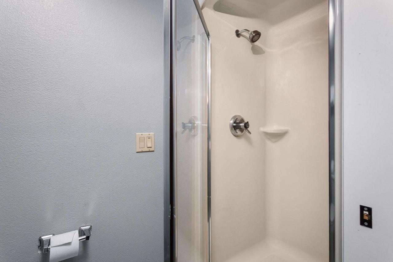 Days Inn By Wyndham Portland East Bagian luar foto