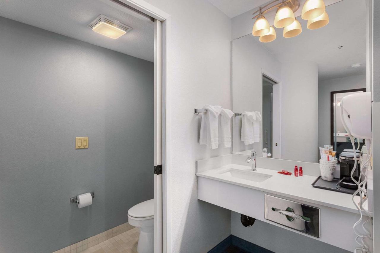 Days Inn By Wyndham Portland East Bagian luar foto