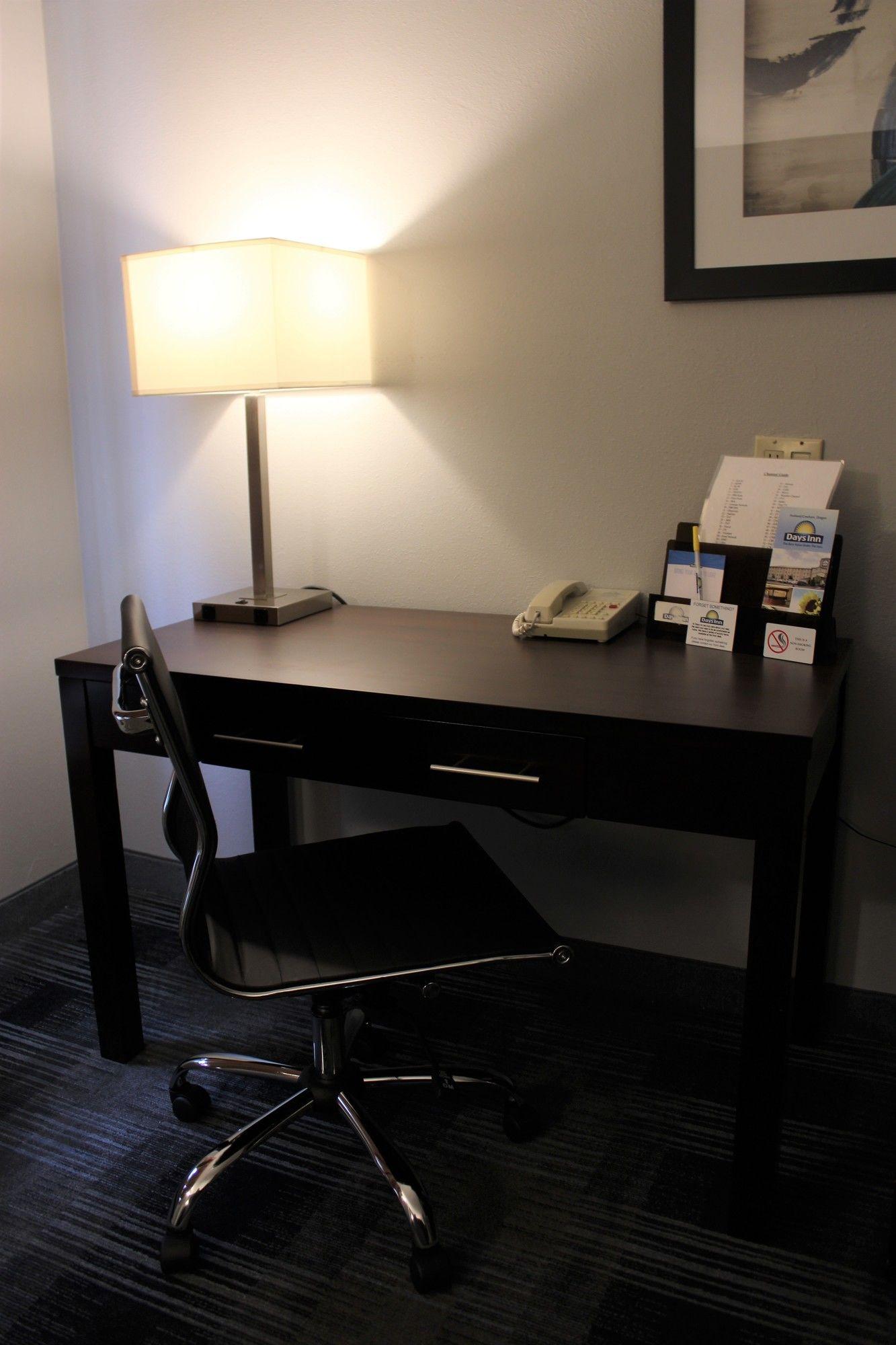 Days Inn By Wyndham Portland East Bagian luar foto
