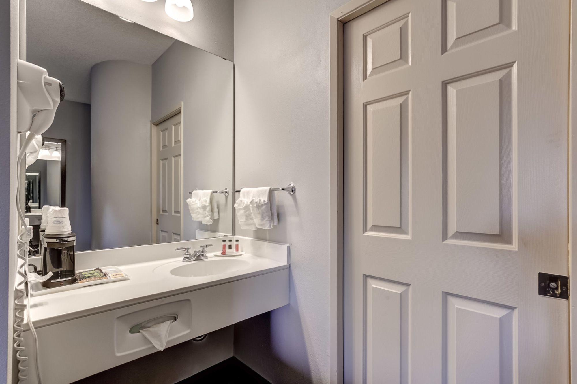 Days Inn By Wyndham Portland East Bagian luar foto