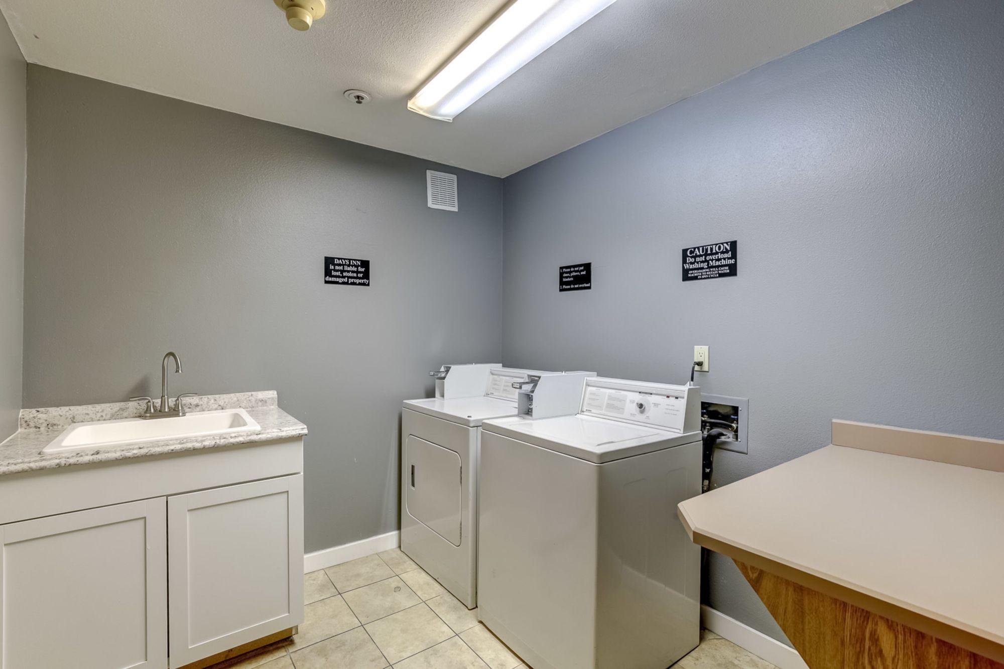 Days Inn By Wyndham Portland East Bagian luar foto